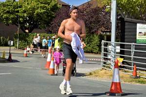 Download race photo <a href='Large/img_1323.jpg' class='lightbox-download'>here</a>